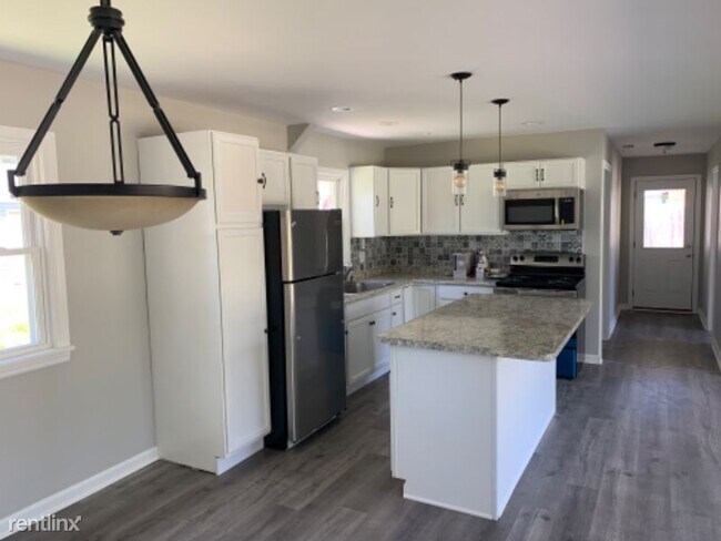 Building Photo - 4 br, 1.5 bath House - 376 E. Lakeview dr.