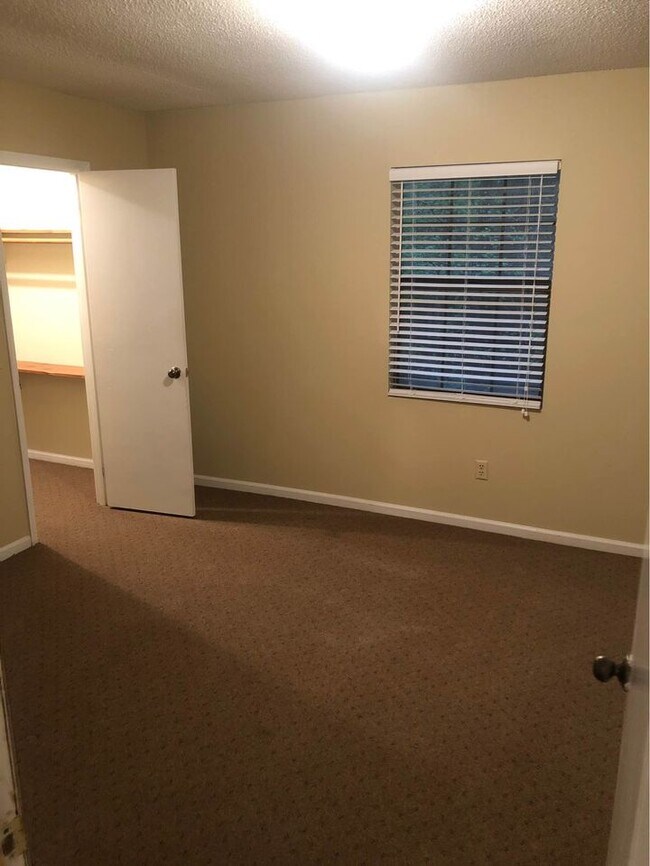 Building Photo - 212 Apache Dr