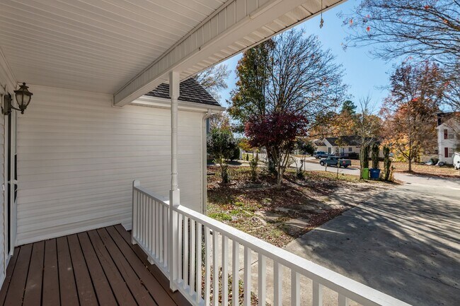 Foto del edificio - Ranch home in North East Raleigh: Available Now