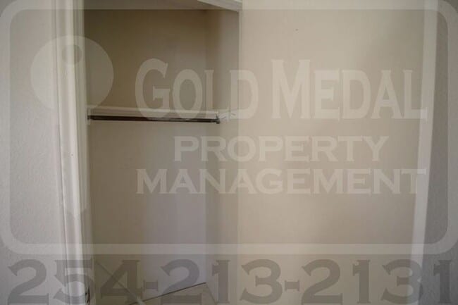 Building Photo - 1803 Cedarhill Dr