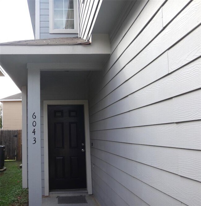 Foto del edificio - 6043 Yorkglen Manor Ln