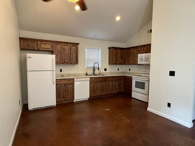 Foto del edificio - 636 W Oak Ave