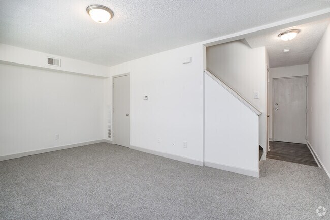 3 habitaciones, 1 baño - 1003 pies cuadrados - Sala de estar - SkyView