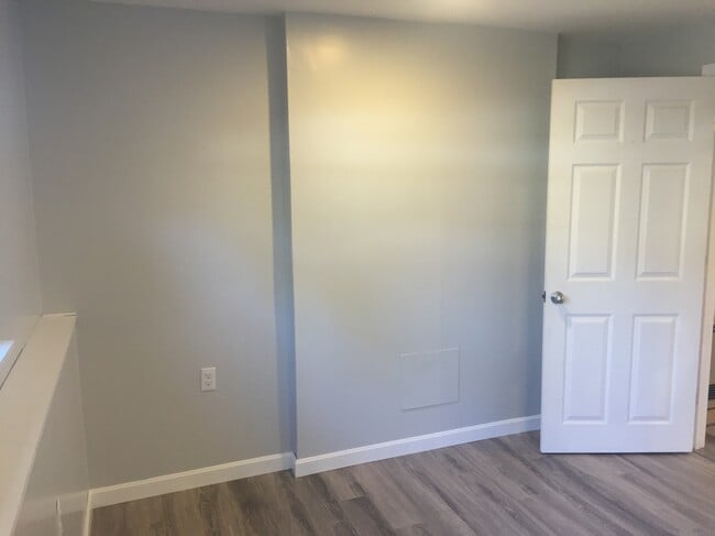 Building Photo - 40 Balsam Rd