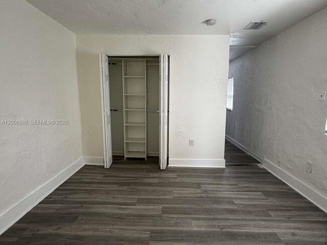 Foto del edificio - 1121 NW 40th St