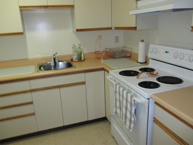 Building Photo - 2500 Quadra St