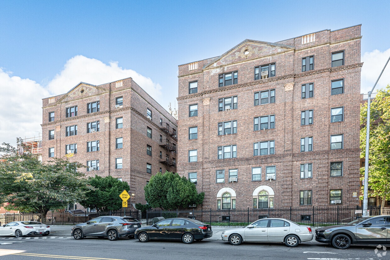 14454 Sanford Ave - Sanford Plaza