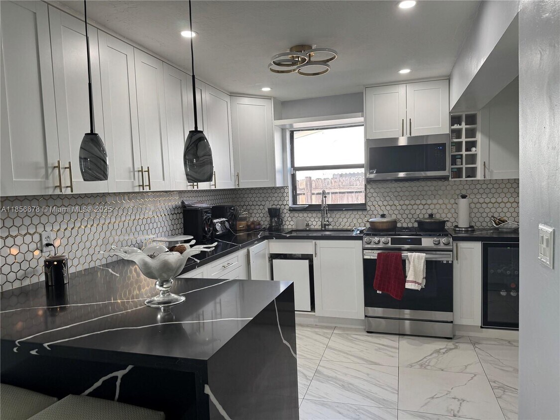 Foto principal - 6840 Park St