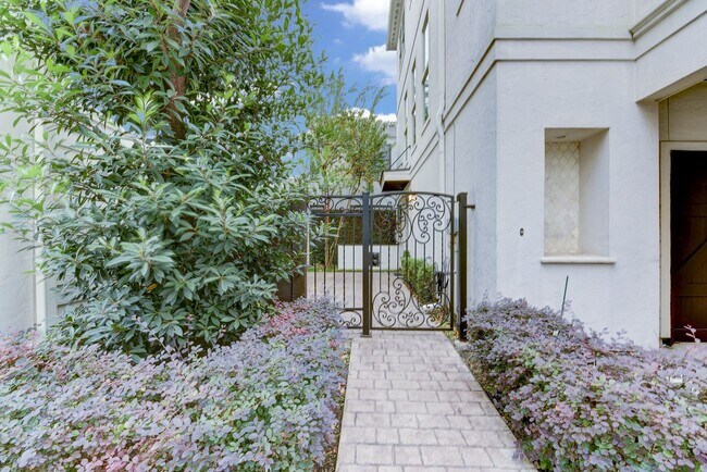 Foto del edificio - Beautiful 3 bedroom/3.5 bath Mediterranean...