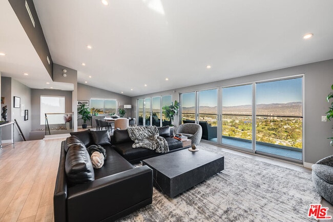 Foto del edificio - 7191 Pacific View Dr