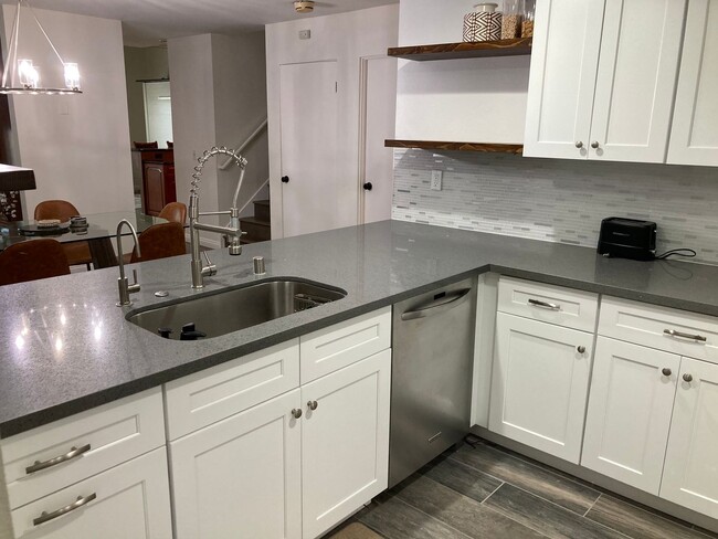 Foto del edificio - Beachside Furnished Retreat! Remodeled 2BD/2BA Condo Steps from the Sand!