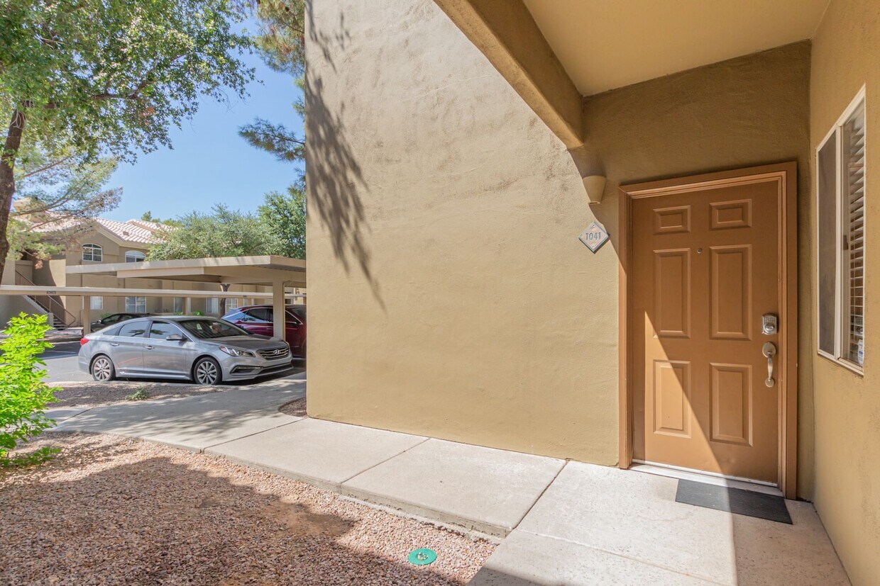 Primary Photo - Beautiful 2 bedroom 2 bathroom first floor...