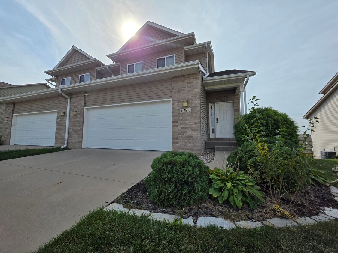 Foto principal - Coralville 4 Bedroom 4 Bath 3 Level Town H...