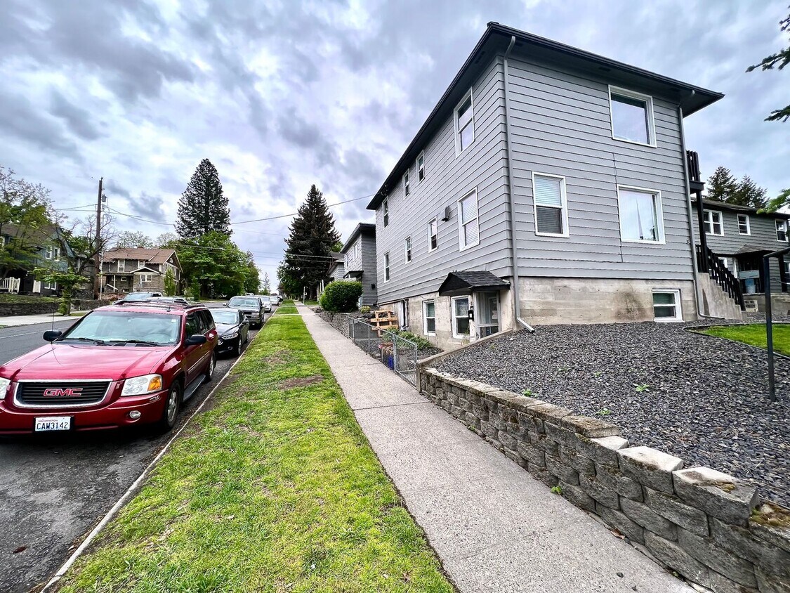 Foto del edificio - LOWER SOUTH HILL 1 BED/1 BATH CLOSE TO HUC...