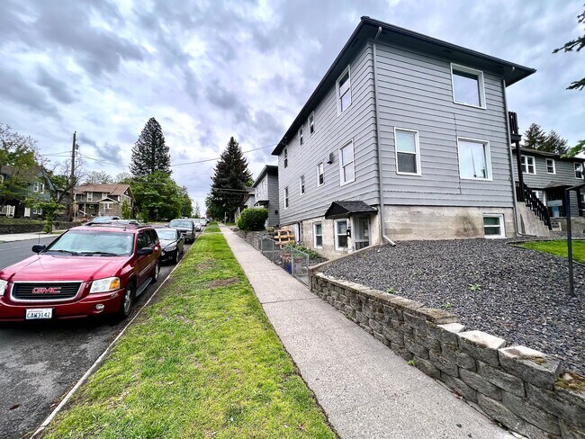 Foto del edificio - LOWER SOUTH HILL ONE BED NEAR HUCKLEBERRY'...