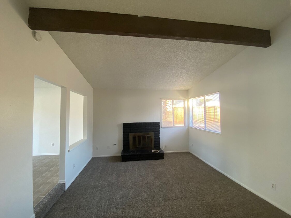 Foto principal - North Redlands Home with NEW Paint & Carpet