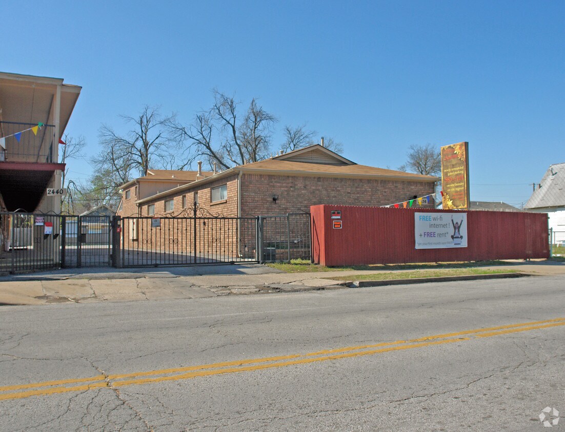 Foto principal - 2436 E 6th St