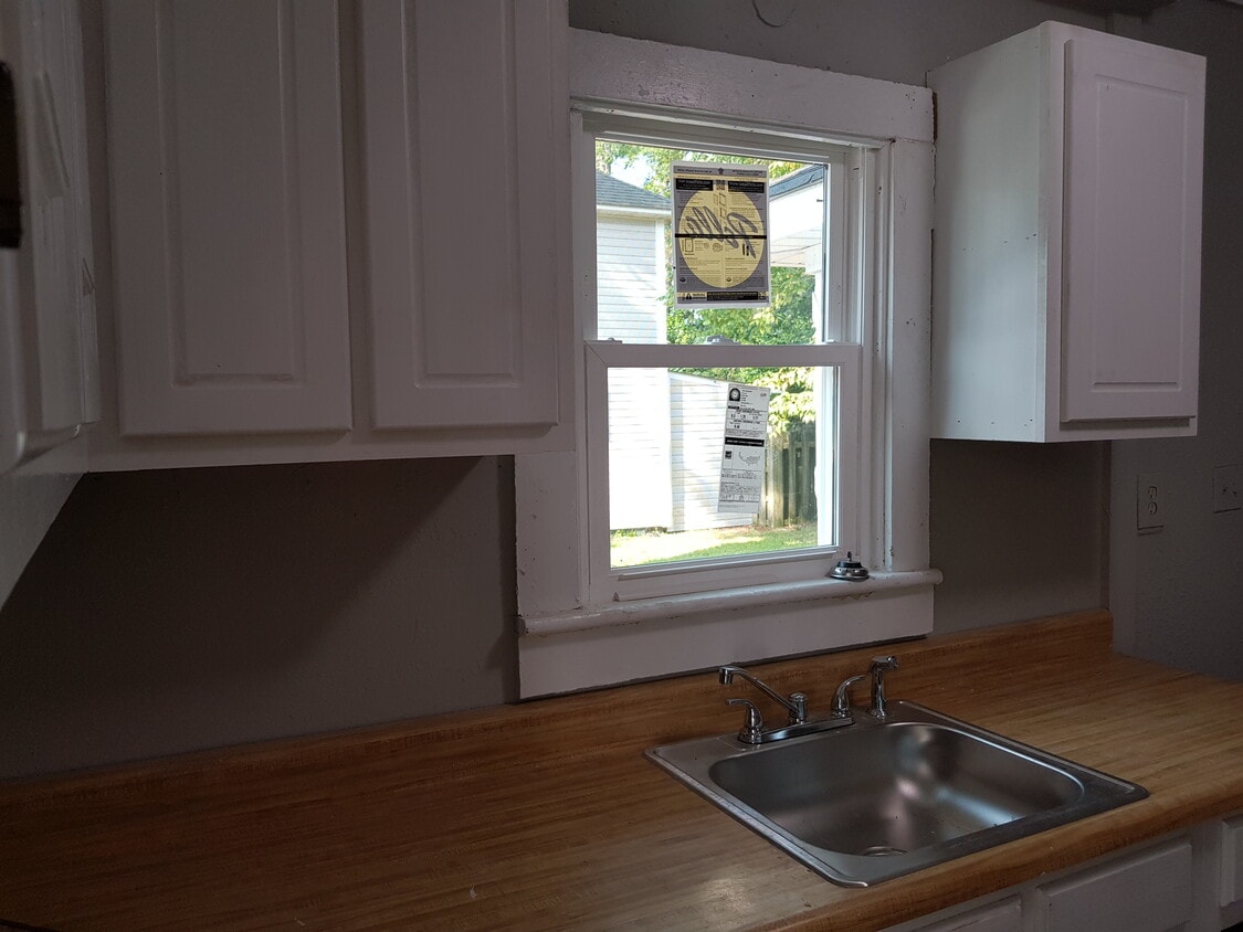 Building Photo - 405 E Cypress St