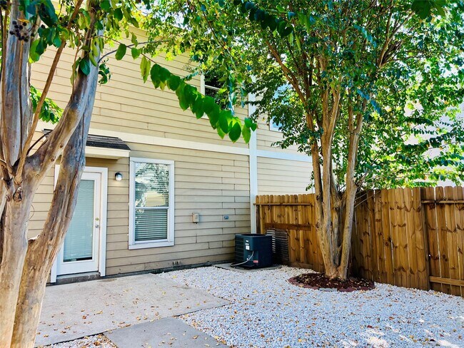 Foto del edificio - 8034 Grow Ln