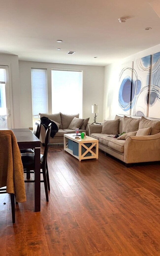 Building Photo - Stunning 4-Bedroom Townhome with One-Car G...