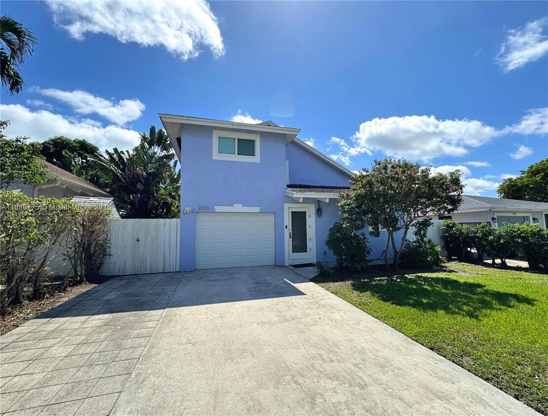 Foto principal - 2553 Bessie St