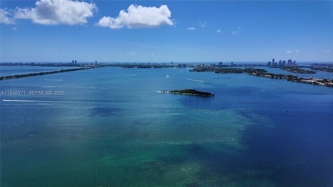 Foto del edificio - 700 NE 24th St