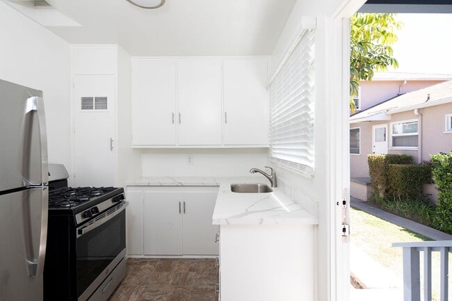 Building Photo - Pacific Beach: 1 Bedroom w/ Remodeled Kitc...