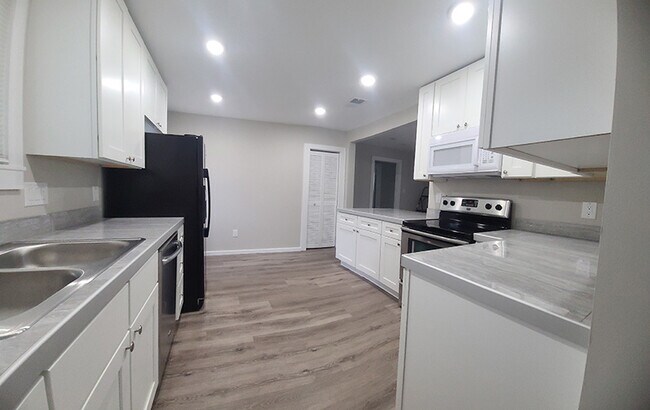 Kitchen - 514 Ruth St