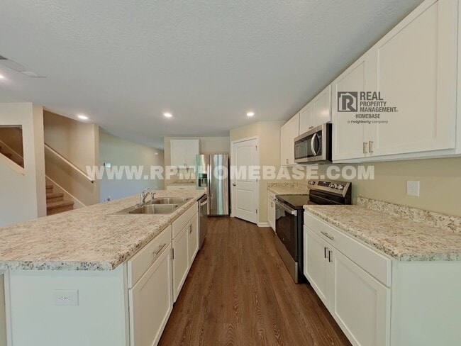 Building Photo - Spacious 5-Bedroom Home with Bonus Living ...