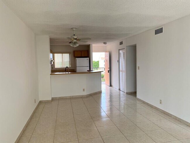 Foto del edificio - 8710 N Sherman Cir