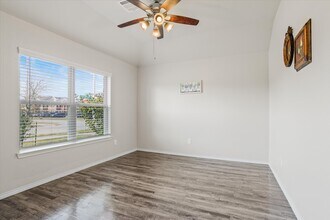 Building Photo - 627 E Fairway Lake Dr