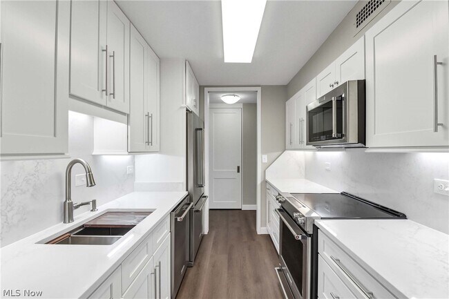Foto del edificio - 12700 Lake Ave