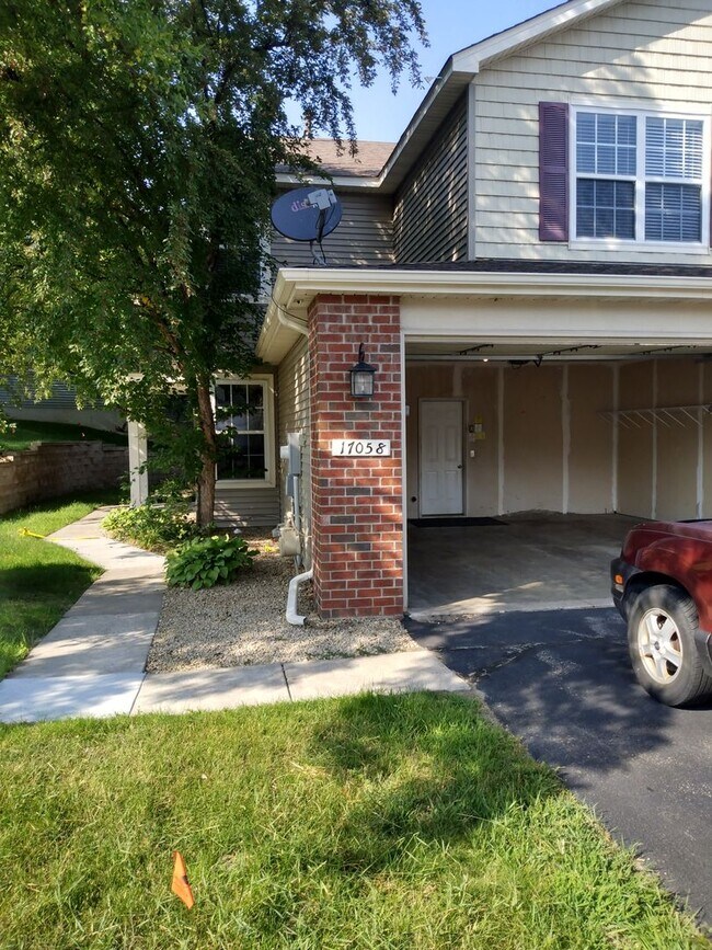 Building Photo - Beautiful 3 bedroom Townhome in Maple Grove