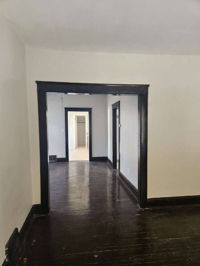 Building Photo - "2-Bedroom Duplex Downstairs Unit -Perfect...