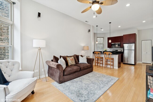 Foto del edificio - 1342 N Claremont Ave