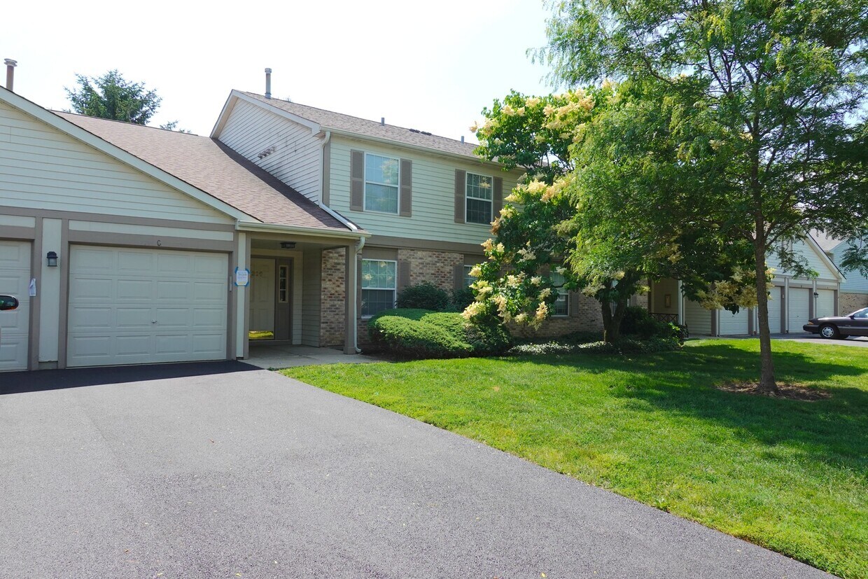 Foto principal - 210 Crestview Dr