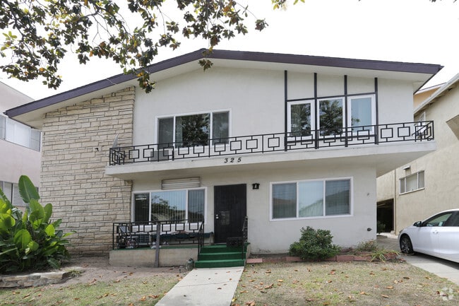 Building Photo - 325 S Doheny Dr