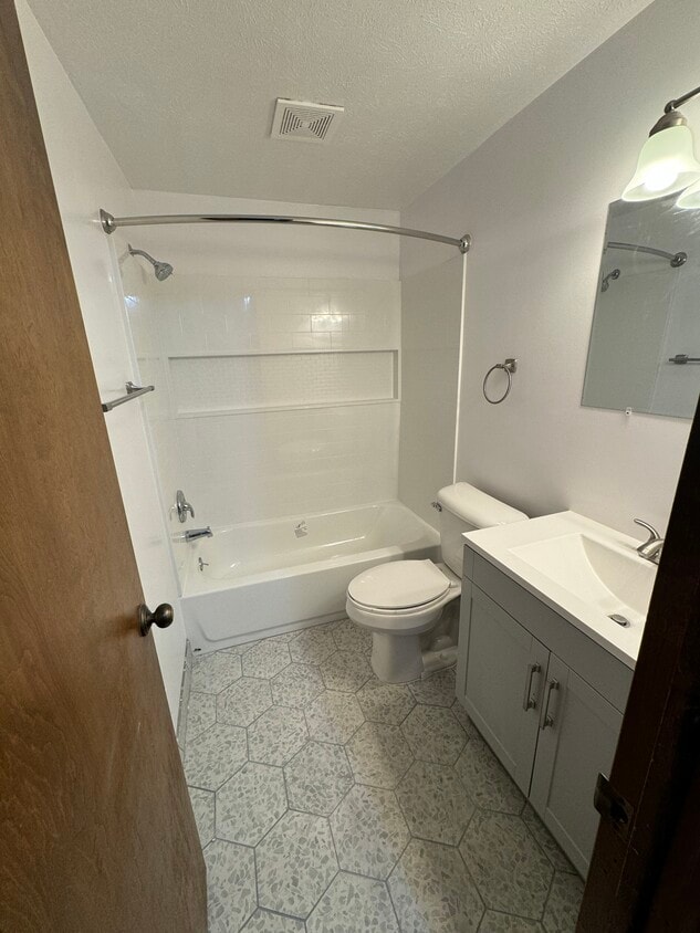Second floor bath - 28838 Pardo St