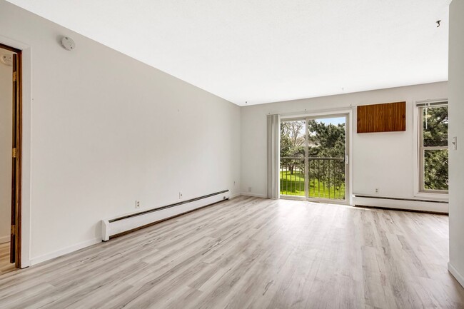 Building Photo - 1 Bedroom, 1 Bath open floor plan close to...