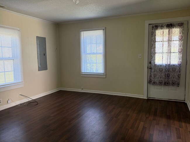 Building Photo - AMAZING LOCATION, Ranch Home Downtown Smit...