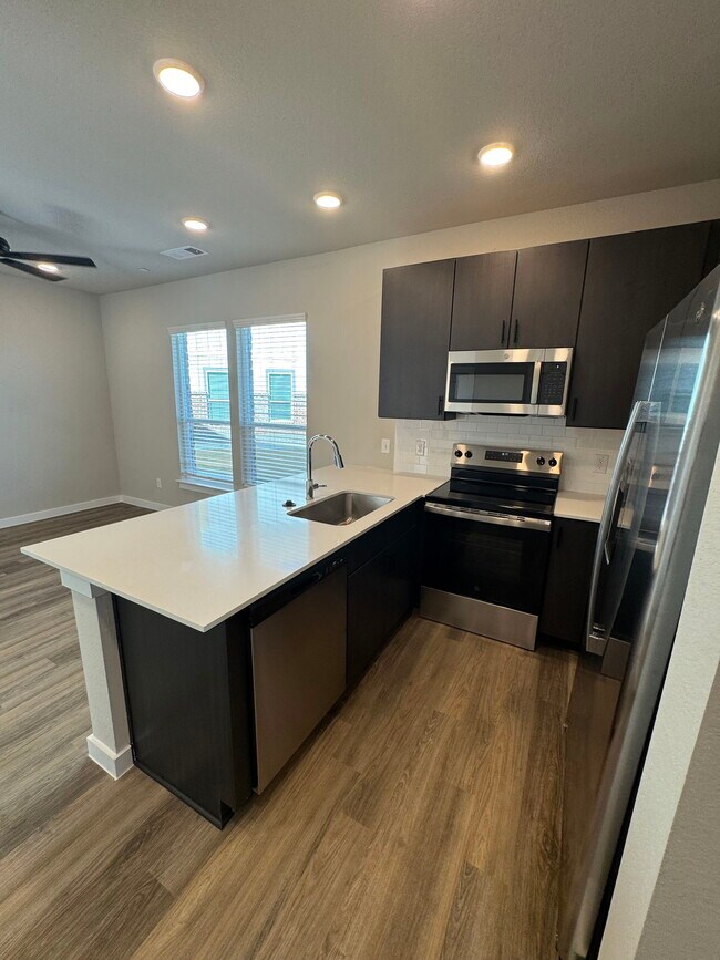 Foto del edificio - 200 White Water Dr