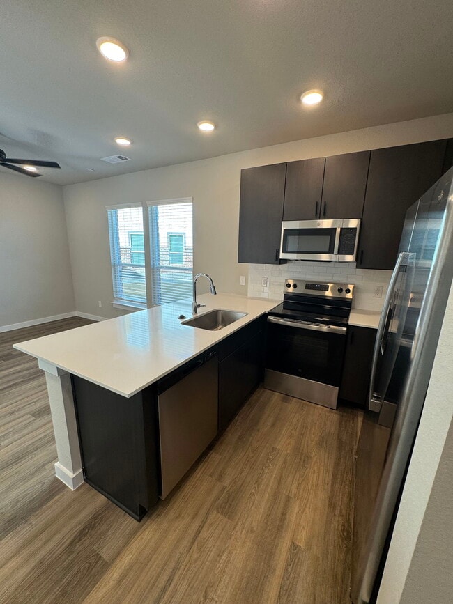 Building Photo - 200 White Water Dr