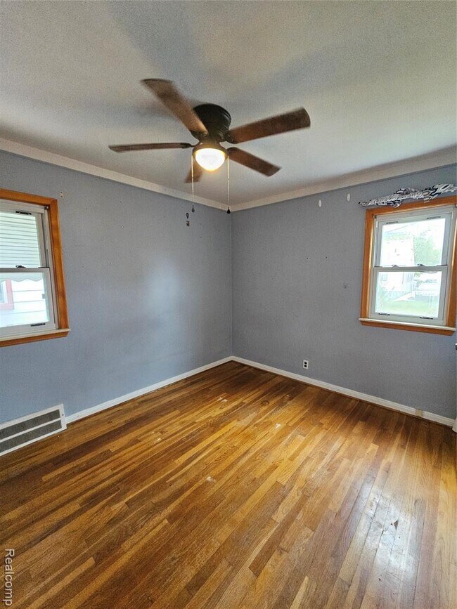 Building Photo - 736 Garfield Ave