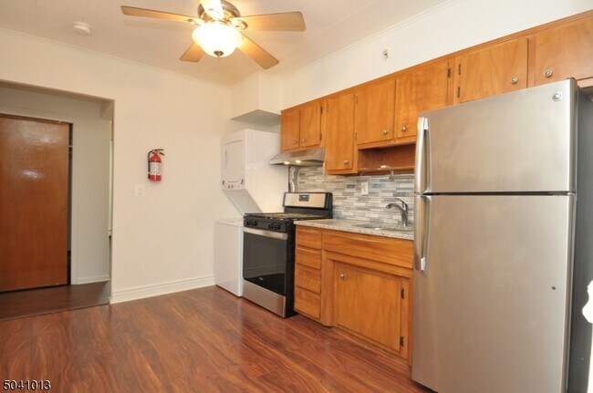 Building Photo - 282 Delano Pl