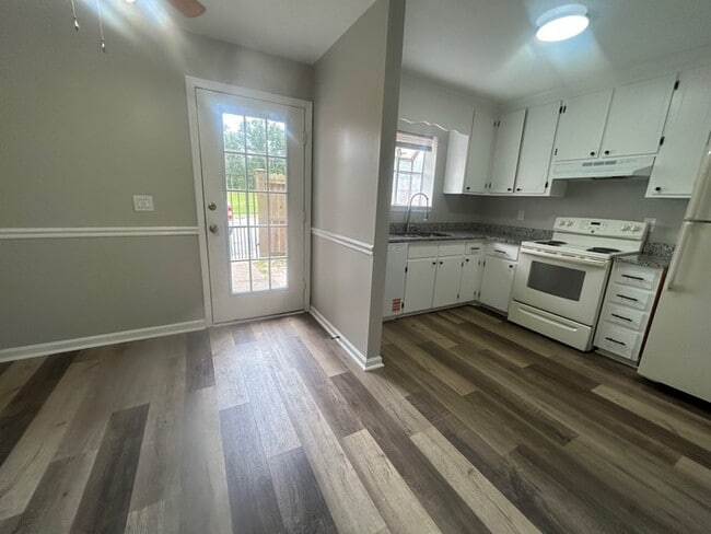 Building Photo - 940-702 Glenn Street, West Columbia, SC 29169