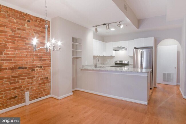 Building Photo - 1352 Kenyon St NW