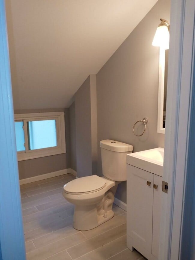 Building Photo - Beautiful renovated 4 beds 2 bath House in...