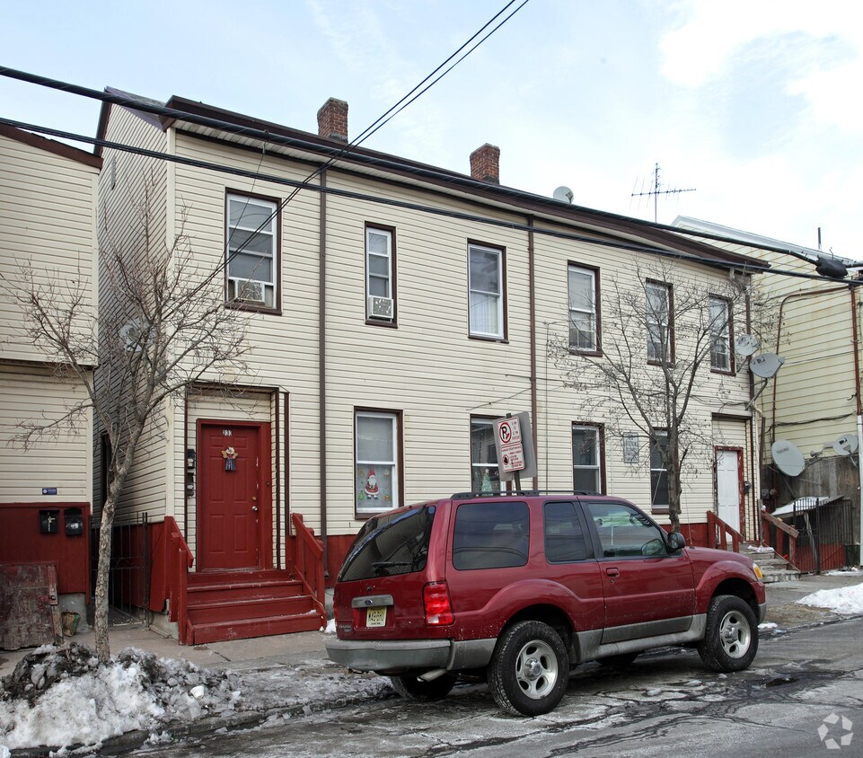 Primary Photo - 133-135 Lyon St