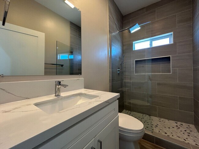Foto del edificio - Newly Built in 2024! Driveway & Garage Par...