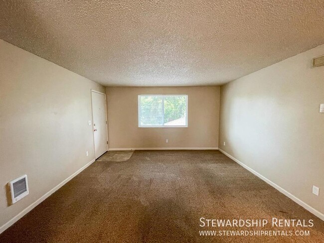 Building Photo - 2 bedroom apartment in Salem!